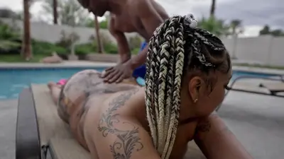Hoe turned a massage appointment into a threesome cover image