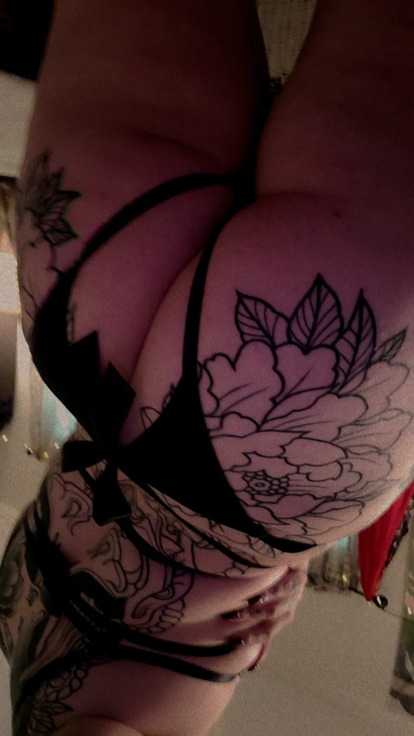 Goth slut loves bondage main image