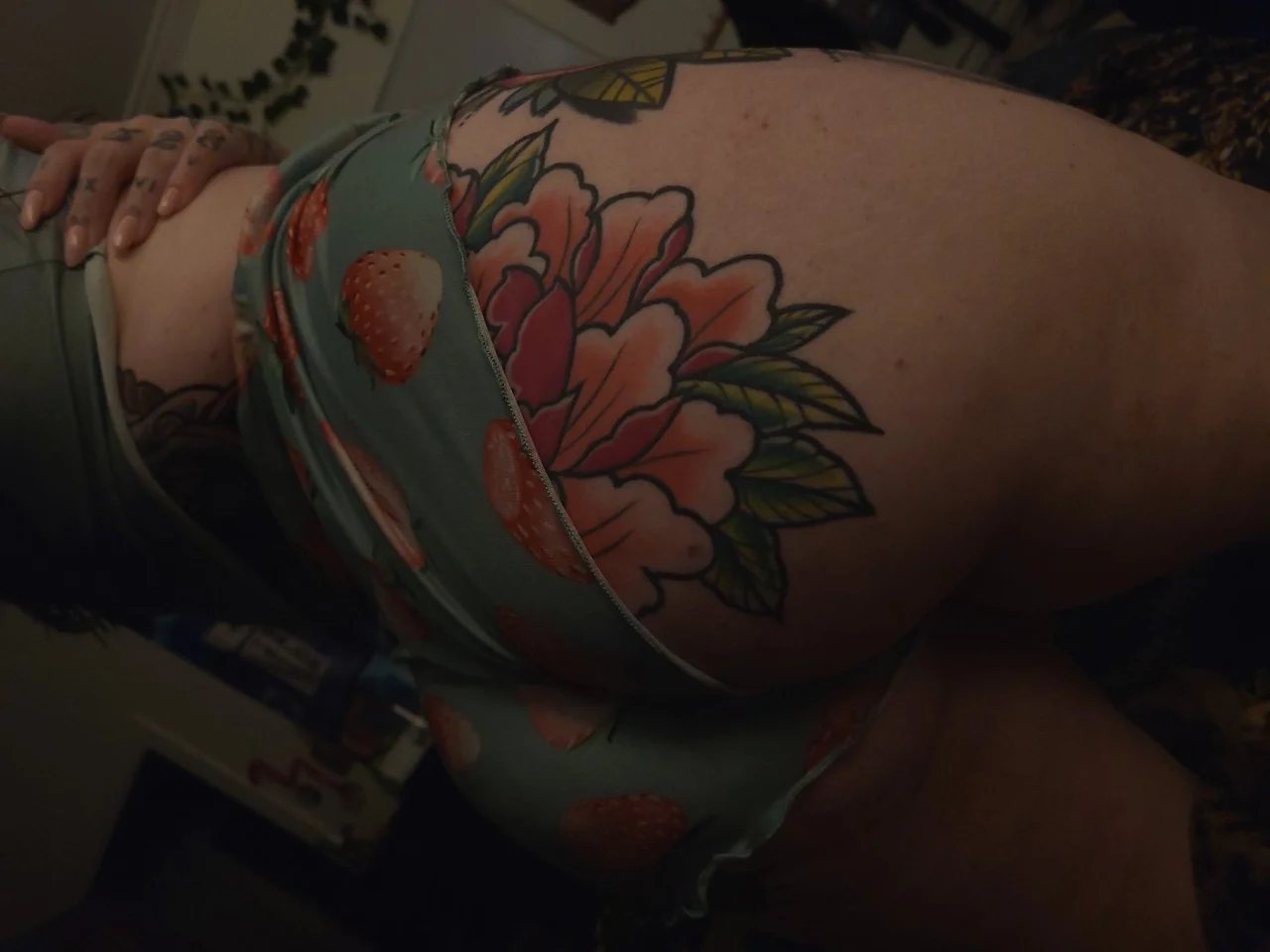 Goth slut loves bondage image 3