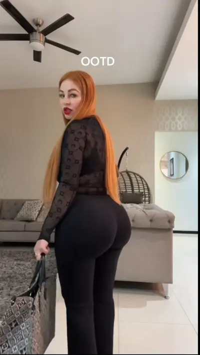 Me encanta el culote de esa milf cover image