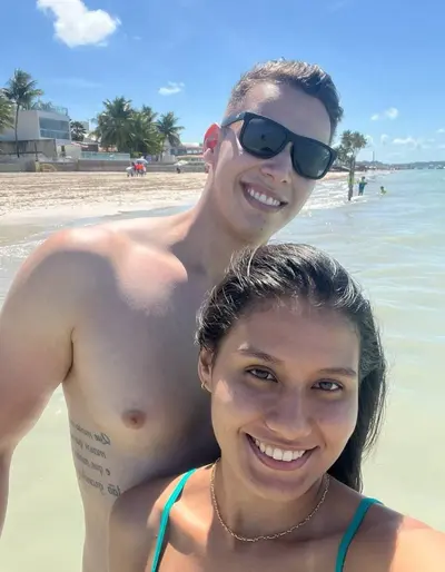 Putinha foi pra praia e pagou com boquete quando chego em casaa cover image