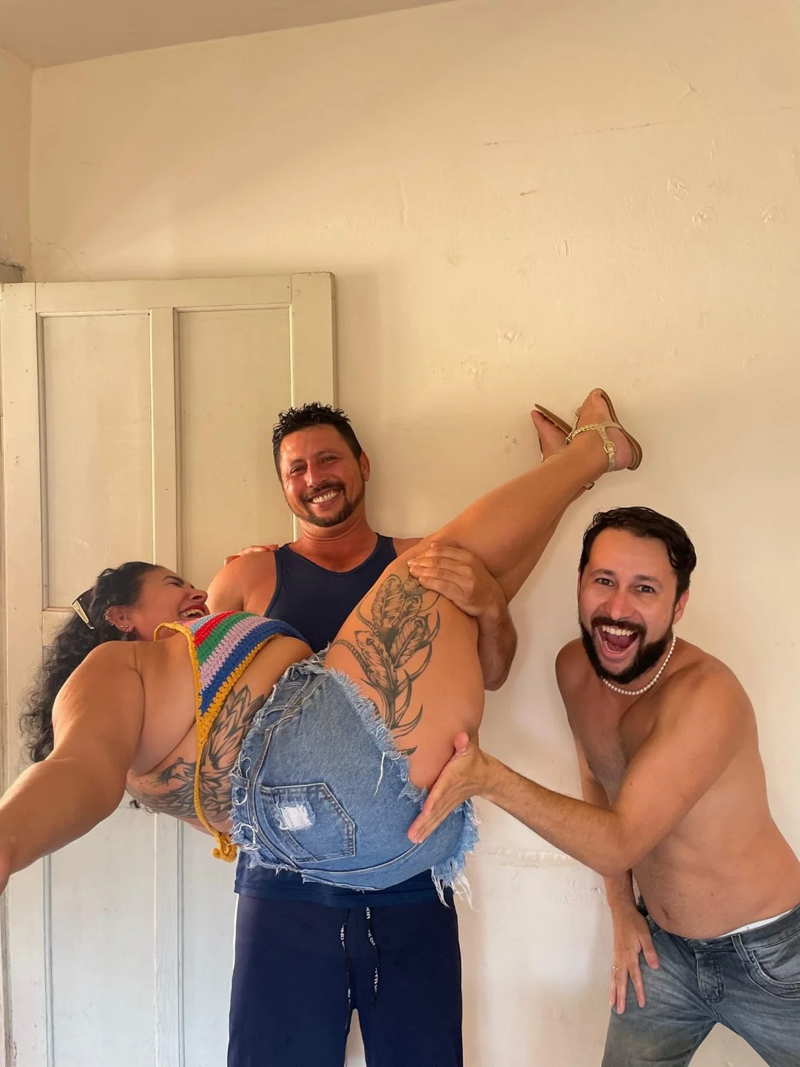 Coroa mãe de familia e suas filhas de bikini. image 16