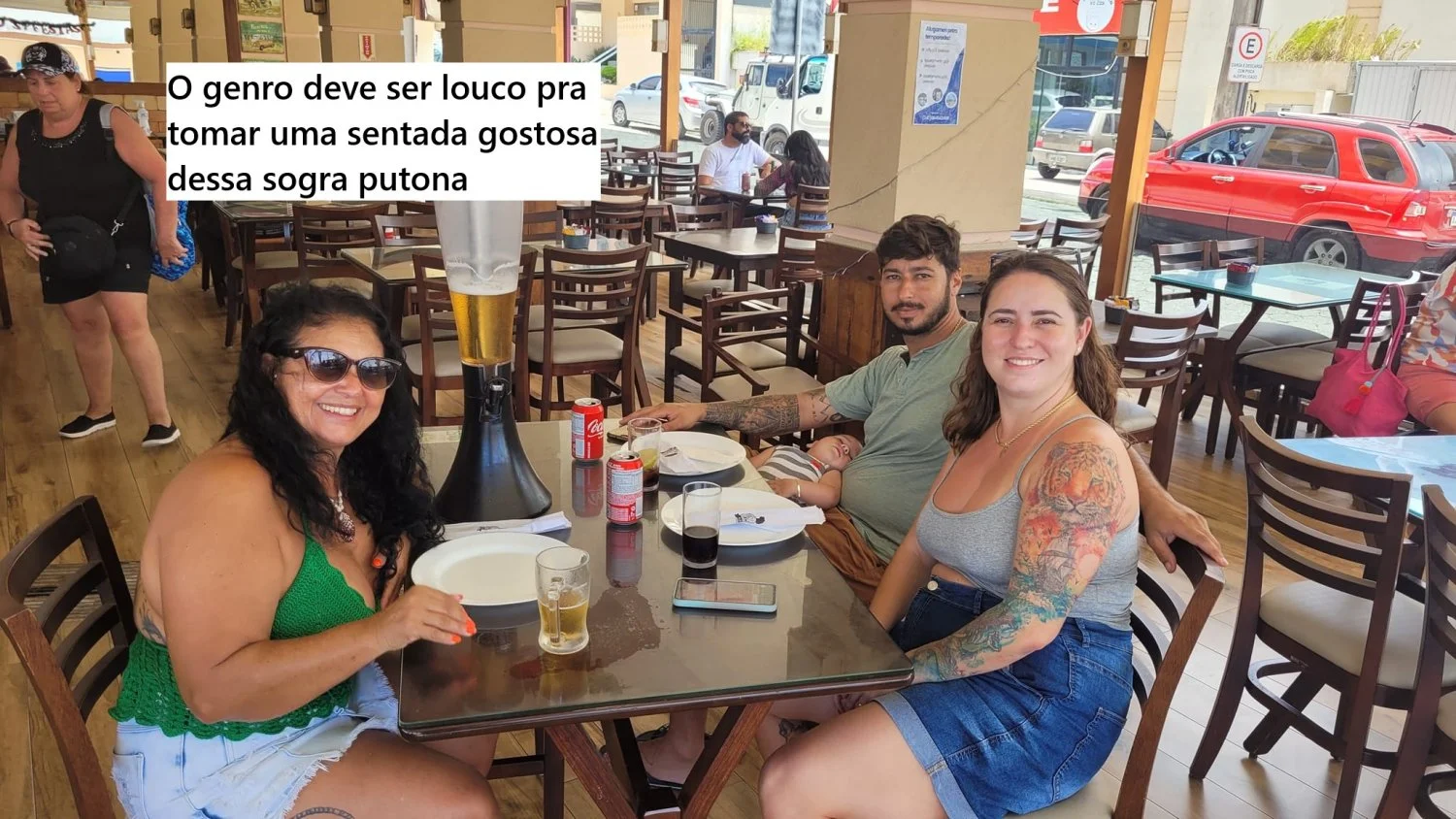 Coroa mãe de familia e suas filhas de bikini. image 19