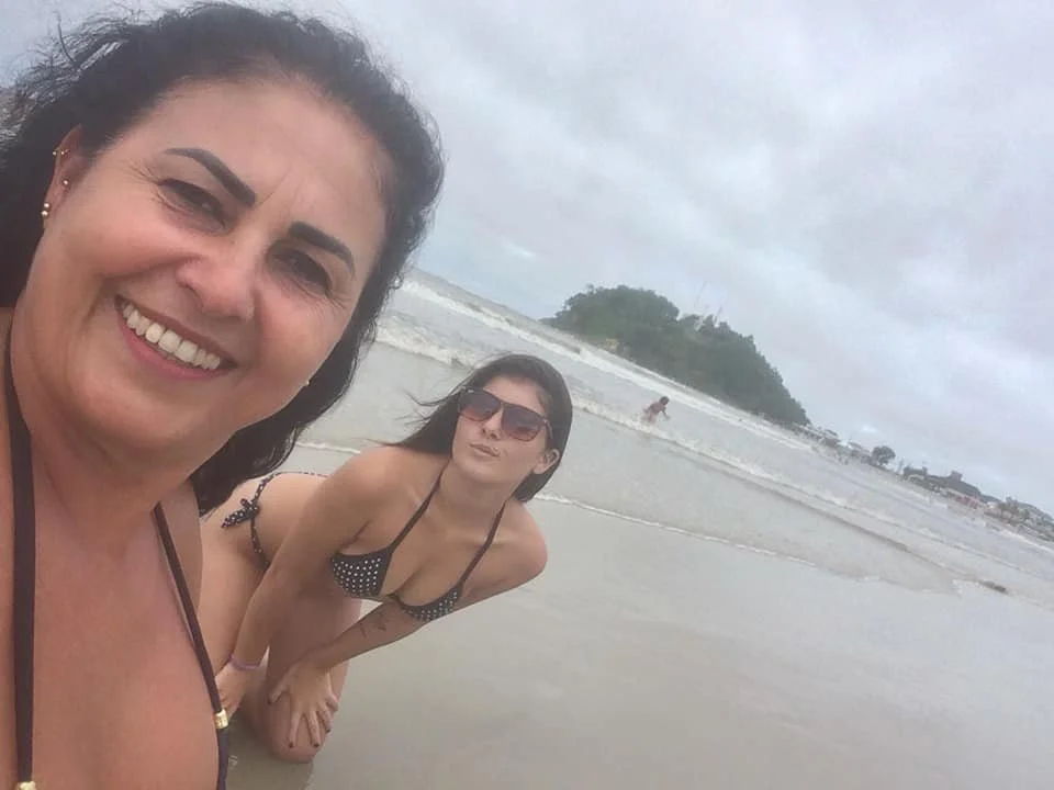 Coroa mãe de familia e suas filhas de bikini. image 2