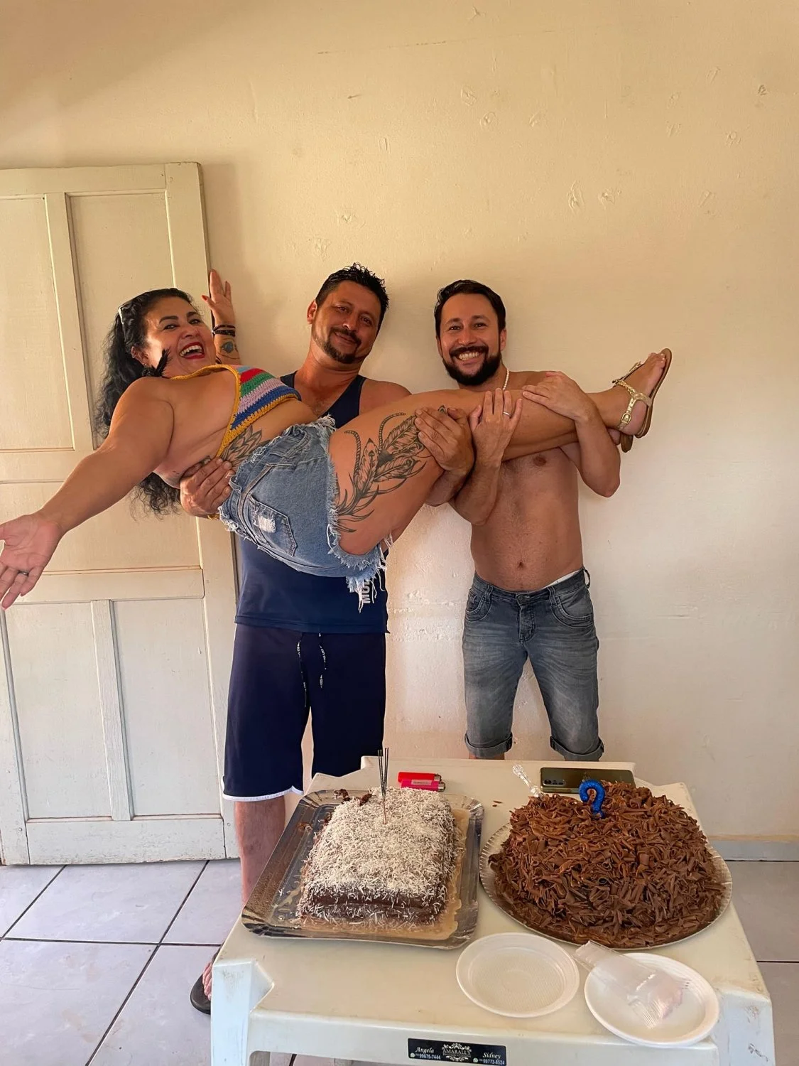 Coroa mãe de familia e suas filhas de bikini. image 23