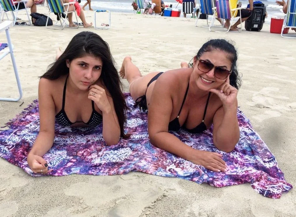 Coroa mãe de familia e suas filhas de bikini. image 6
