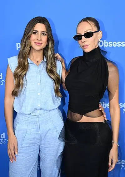 Mercedes Ron and Ester Expósito cover image