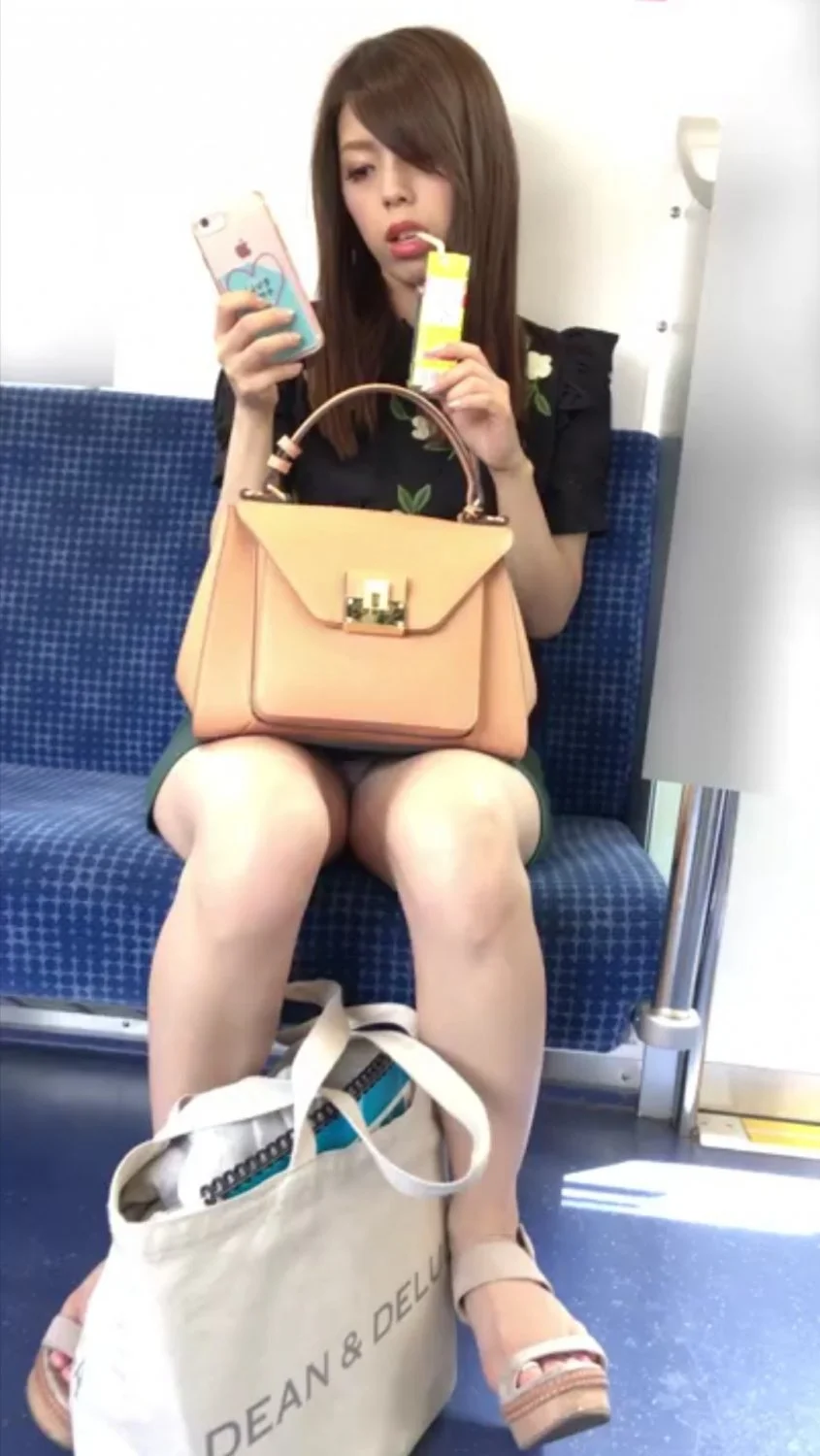 🔚Japanese　電車内　正面　生白　美脚　ぱんちら　ソフトエロ　一発やりたい main image