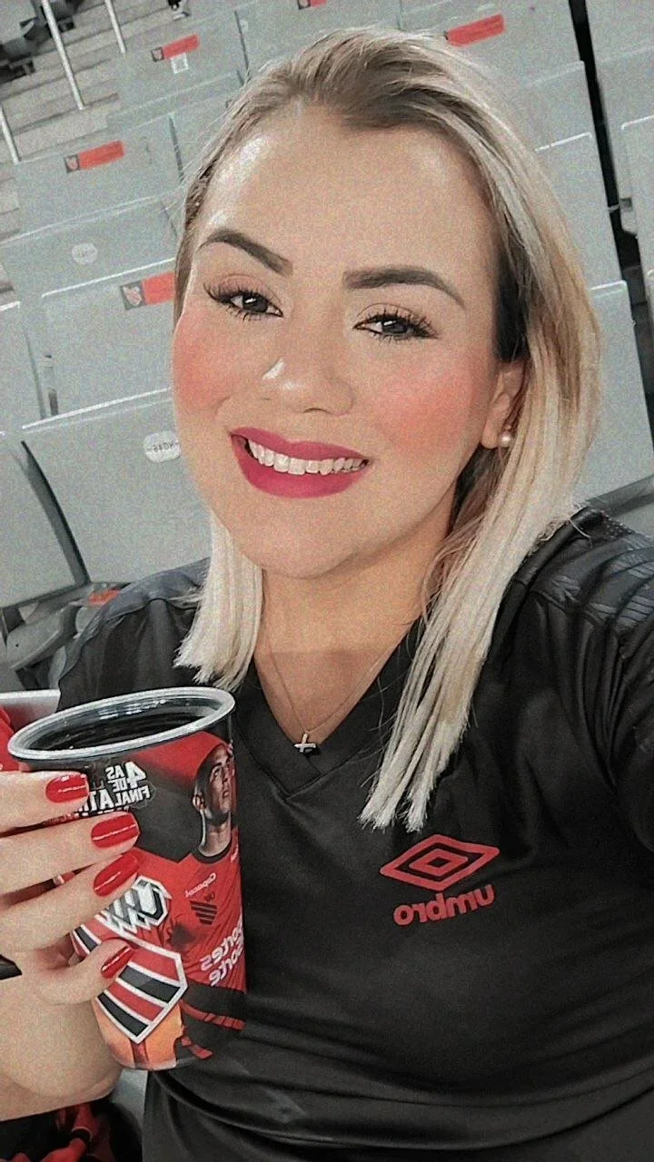 Loira vazada image 2