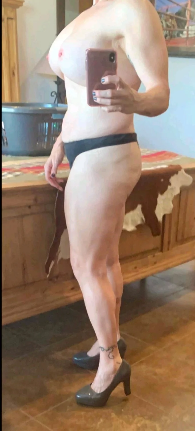 Mature fit squirter shows off image 2
