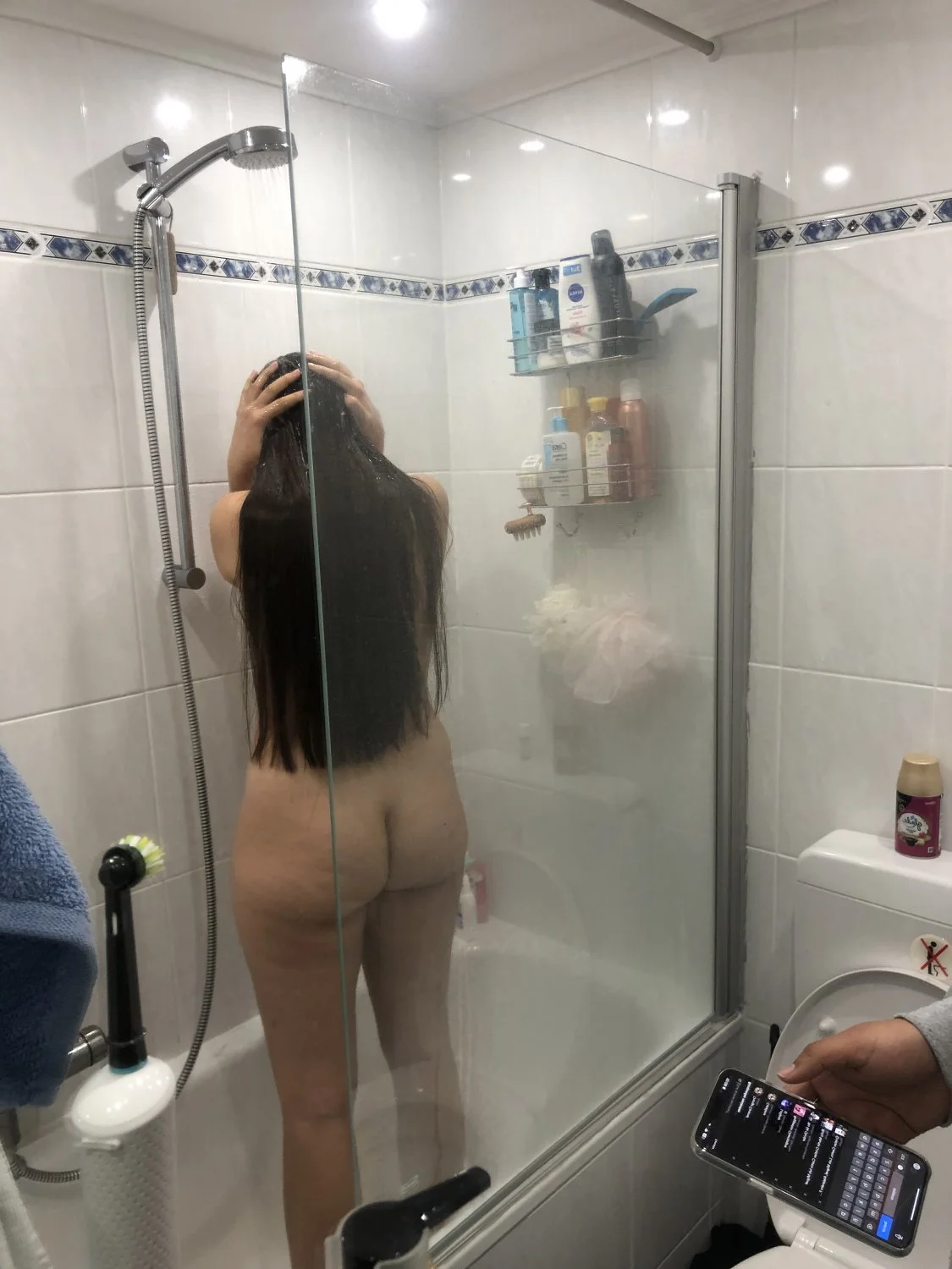 Novia colombiana peluda bañandose image 7