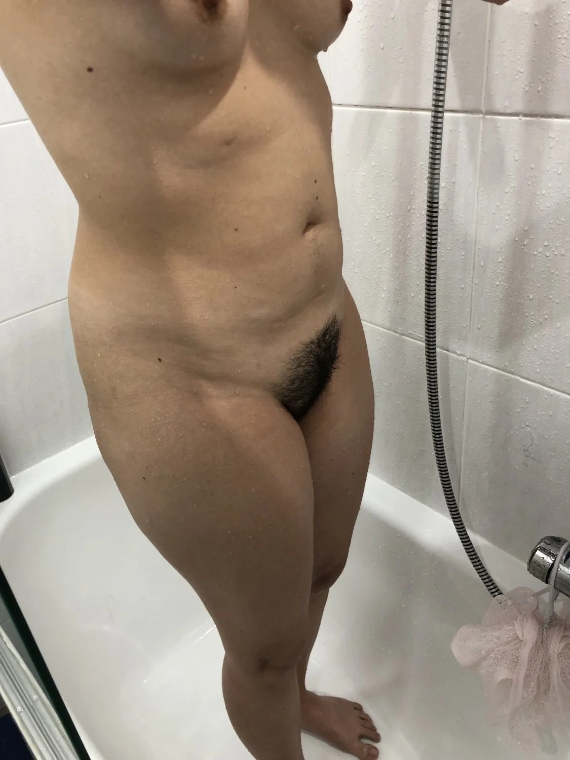 Novia colombiana peluda bañandose image 9