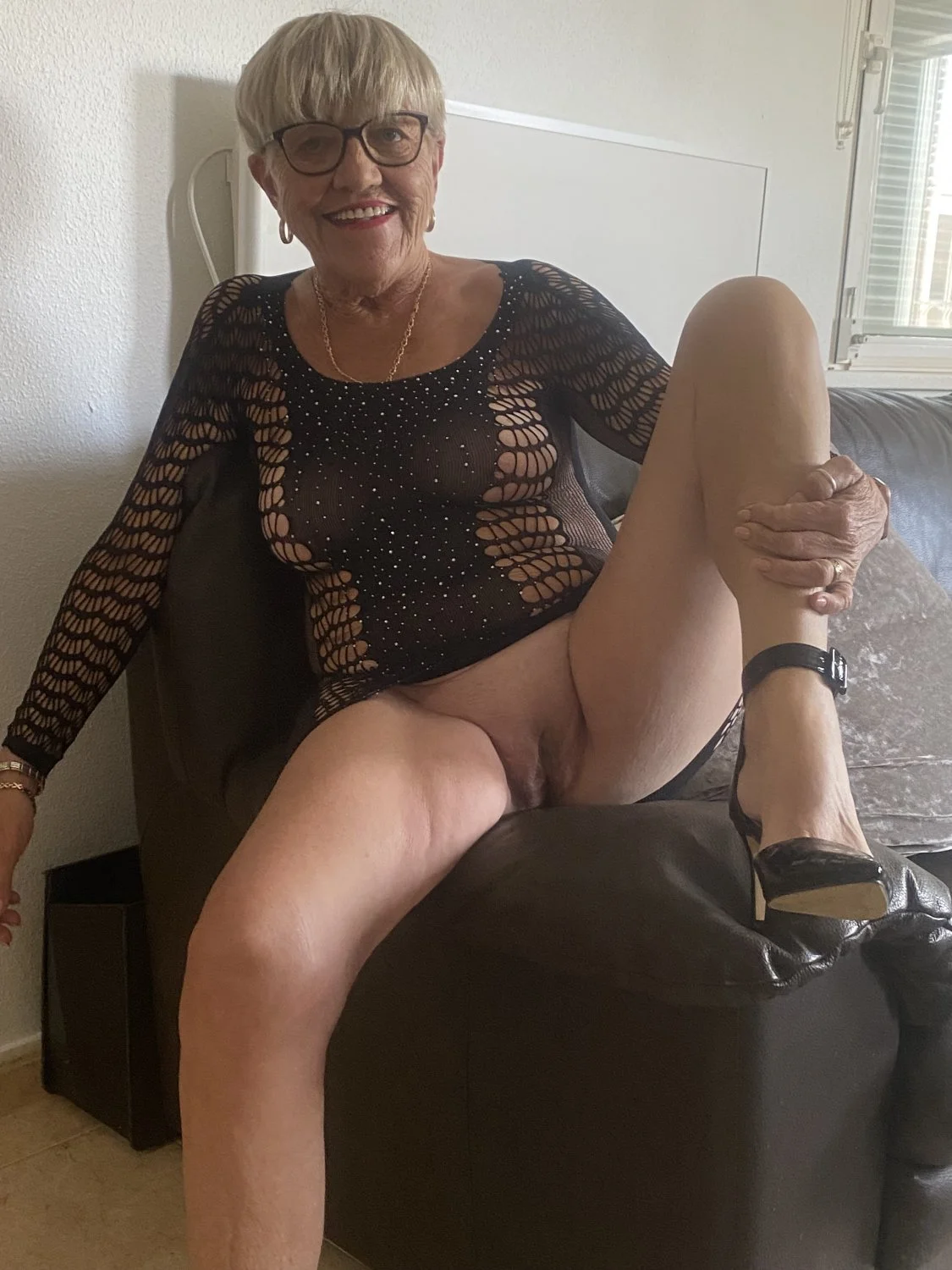 Sarah Cummins Sexy 70 image 16