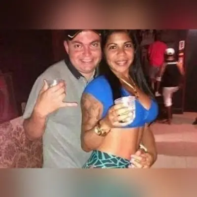 Isso que dá casar com uma vagabunda vazou fazendo suruba na favela depois da festa cover image