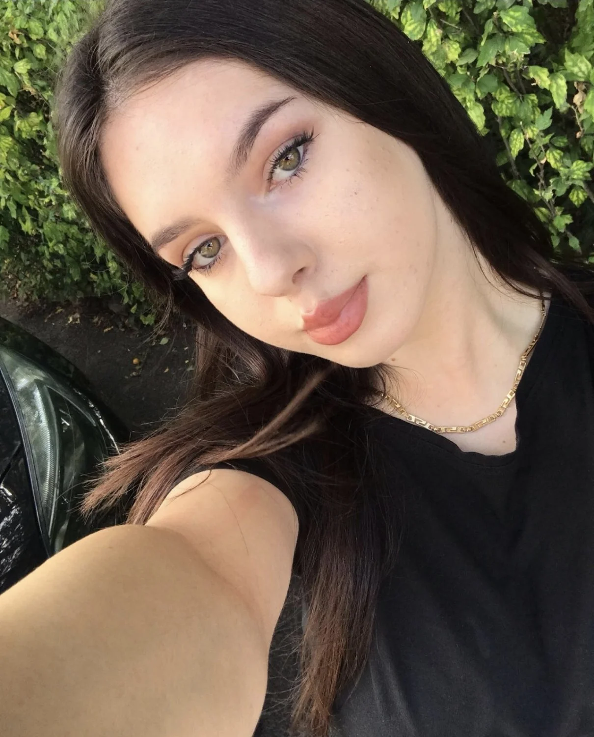 Thick and busty Romanian slut Sorina image 15