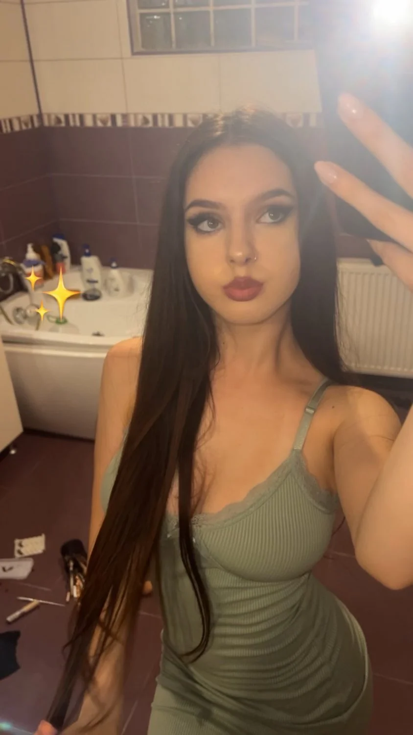 Thick and busty Romanian slut Sorina image 4