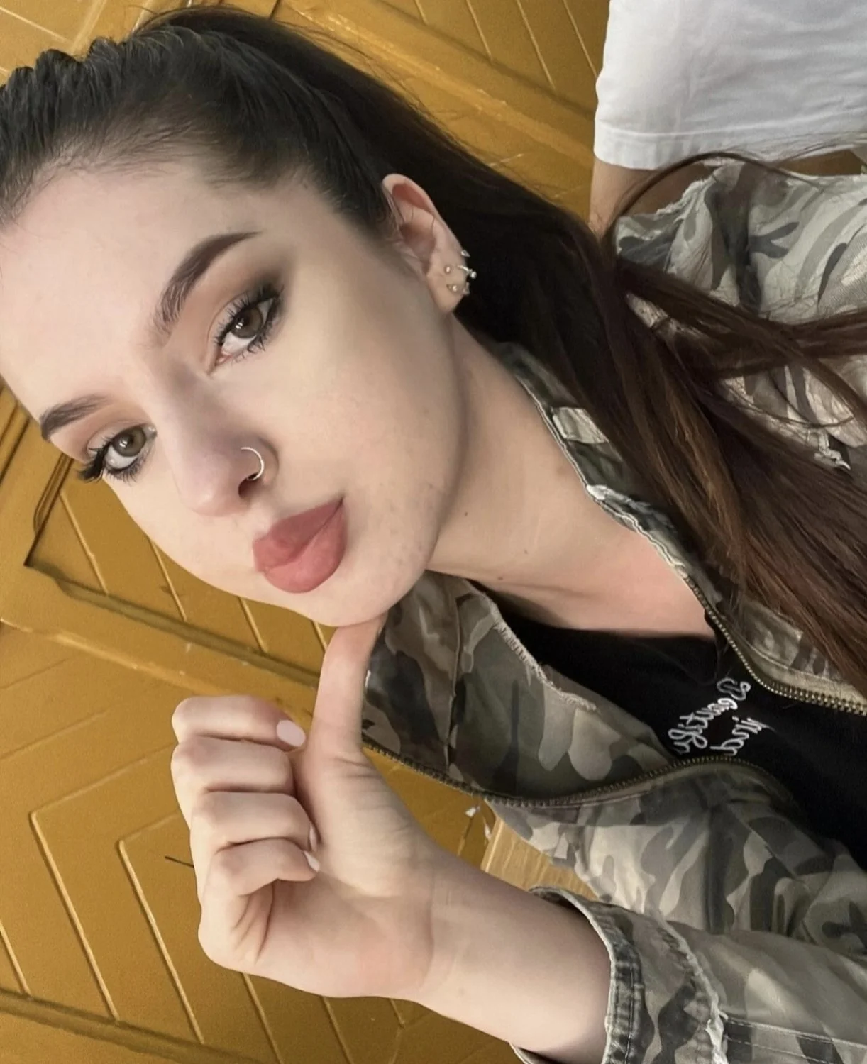 Thick and busty Romanian slut Sorina image 5