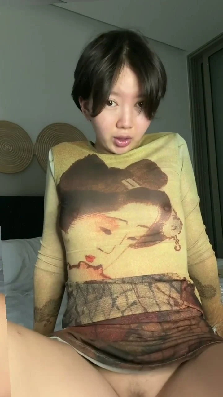 🔞 petite body stunning slut pussy eating shaved pussy nude 🍑💦 OF image 2