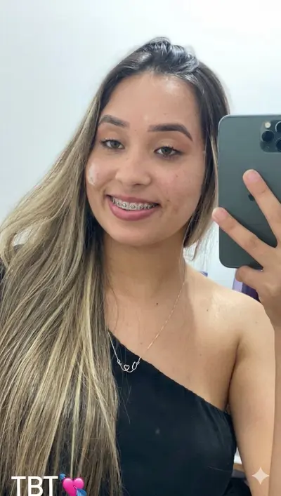 Vazou fotos de novinha gostosa mostrando sua bucetinha do amante cover image