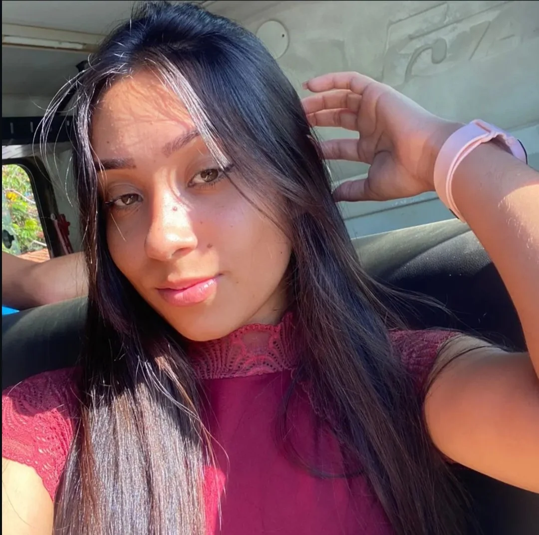Vazou fotos de novinha gostosa mostrando sua bucetinha do amante image 6