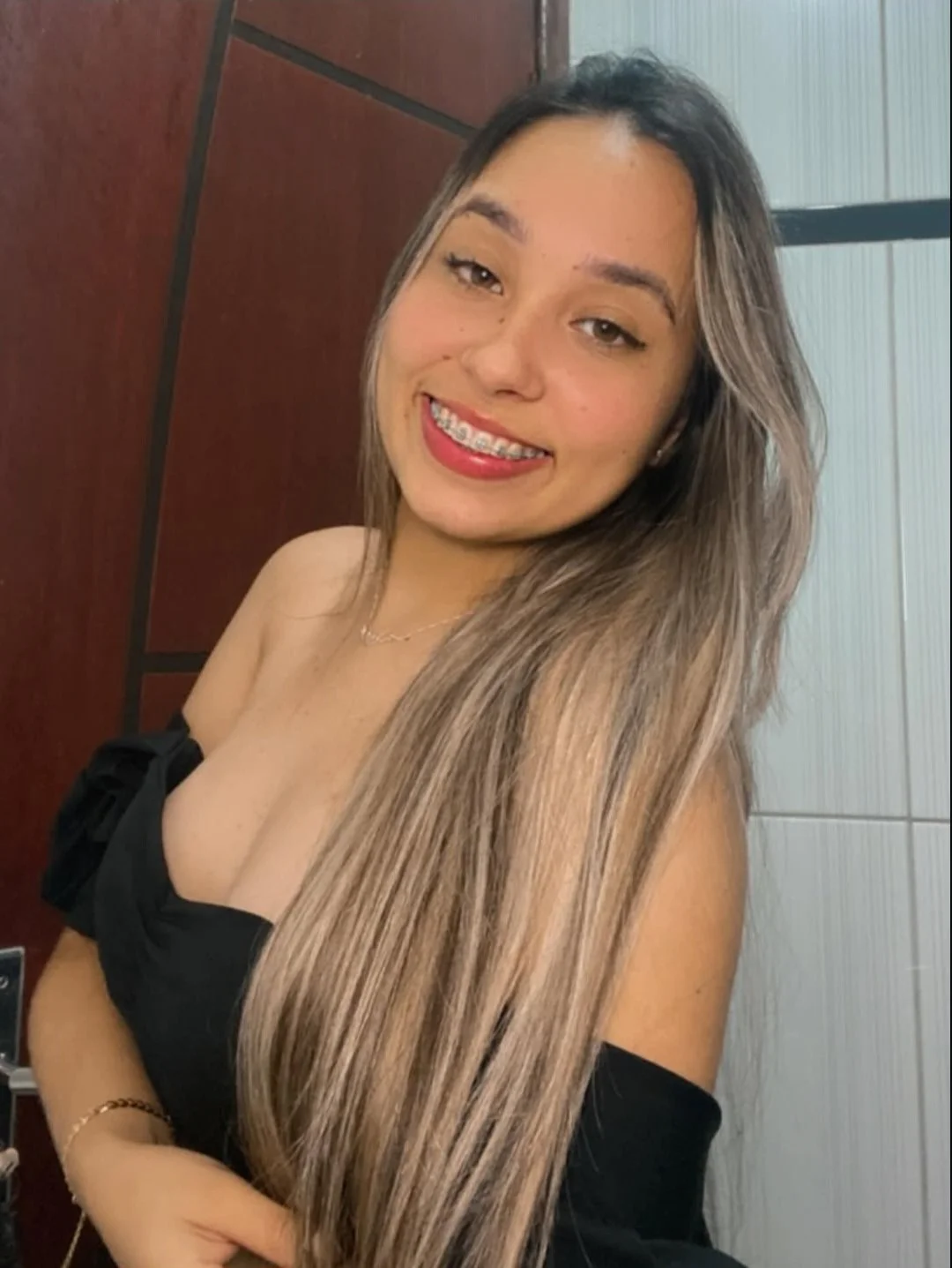 Vazou fotos de novinha gostosa mostrando sua bucetinha do amante image 8