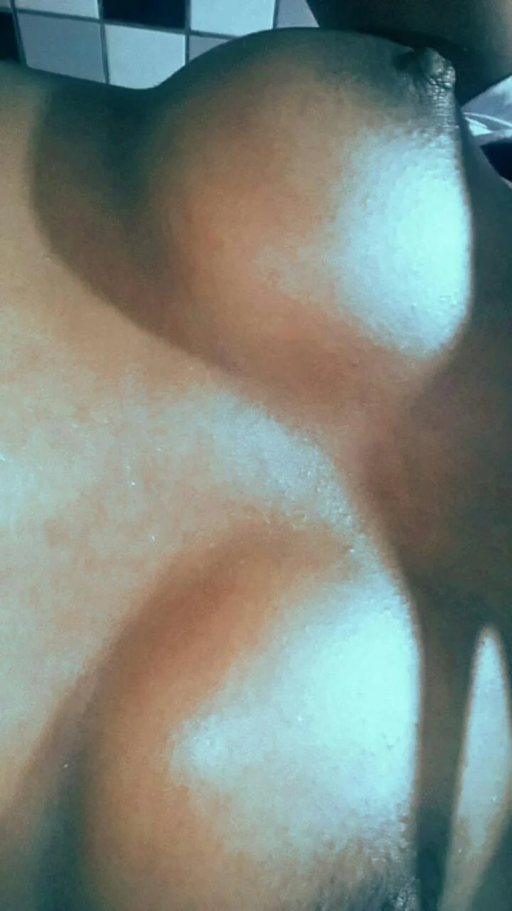 Morena greluda ficou famosinha mostrando a xota carnuda na Net image 5