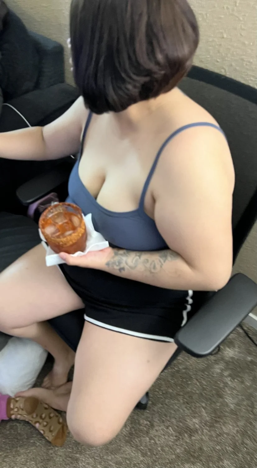 Can’t stop staring at my sisters boobs image 2