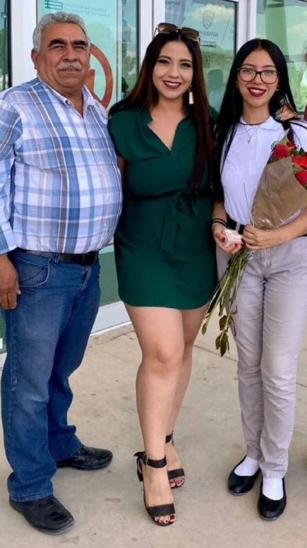 Padre comparte fotos de sus hijas main image