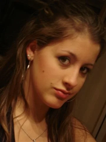 Hoje essa ninfeta deve estar uma bela MILF image 11