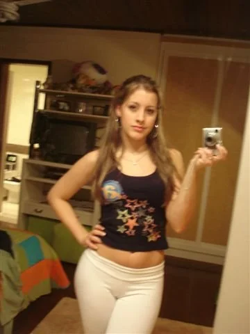 Hoje essa ninfeta deve estar uma bela MILF image 12
