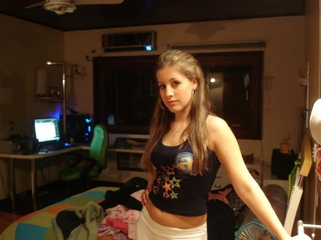 Hoje essa ninfeta deve estar uma bela MILF image 13