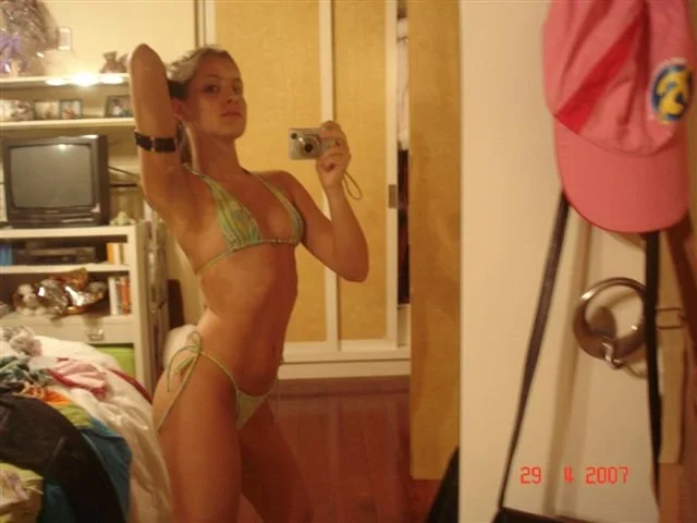 Hoje essa ninfeta deve estar uma bela MILF image 18