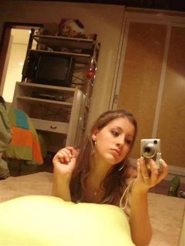 Hoje essa ninfeta deve estar uma bela MILF image 26