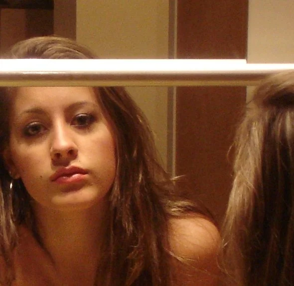 Hoje essa ninfeta deve estar uma bela MILF image 35