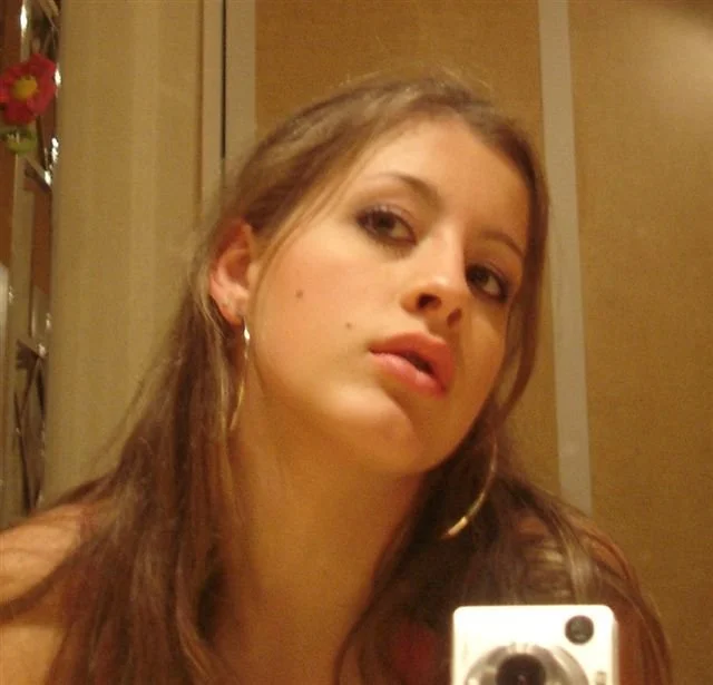 Hoje essa ninfeta deve estar uma bela MILF image 37