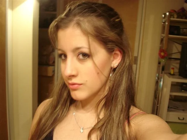 Hoje essa ninfeta deve estar uma bela MILF image 45