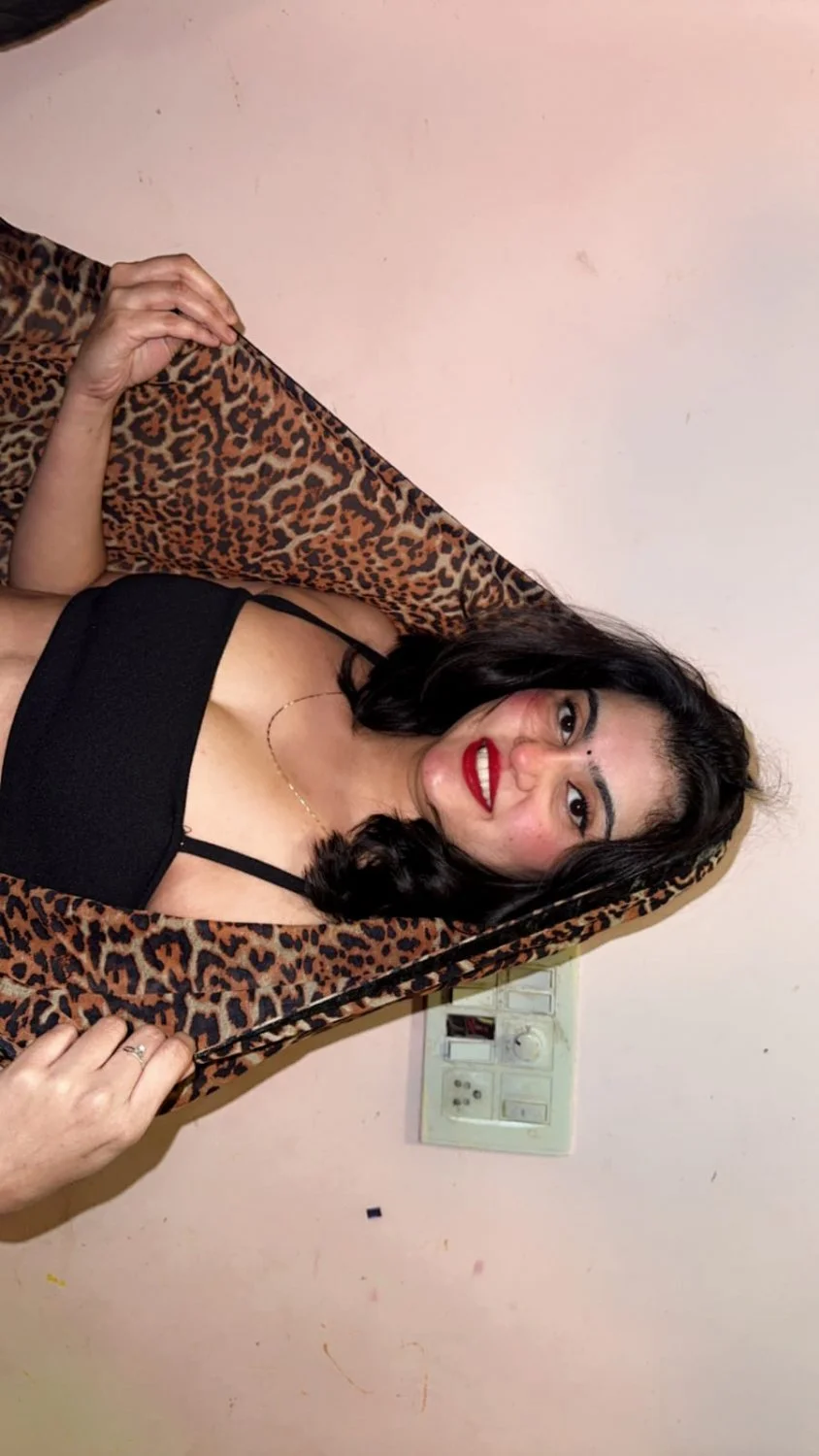 Desi hot sexy 30 years old wife's clear pussy leak photos and videos. image 8
