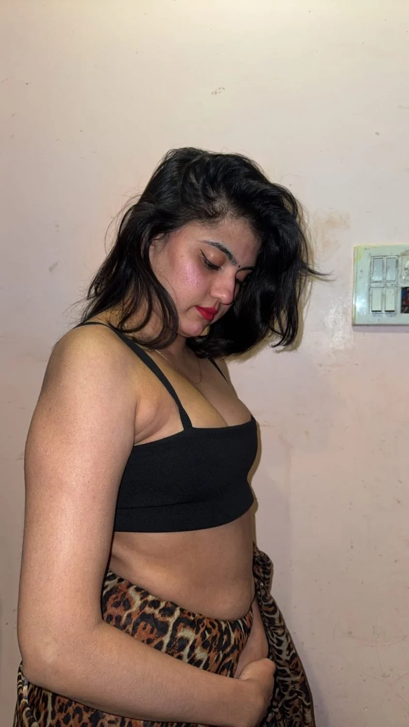 Desi hot sexy 30 years old wife's clear pussy leak photos and videos. image 9