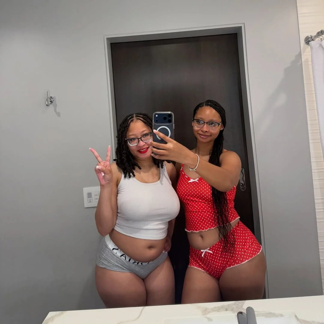 Natural twins comp!!!! 👯🍑👏🏽👏🏽 image 2