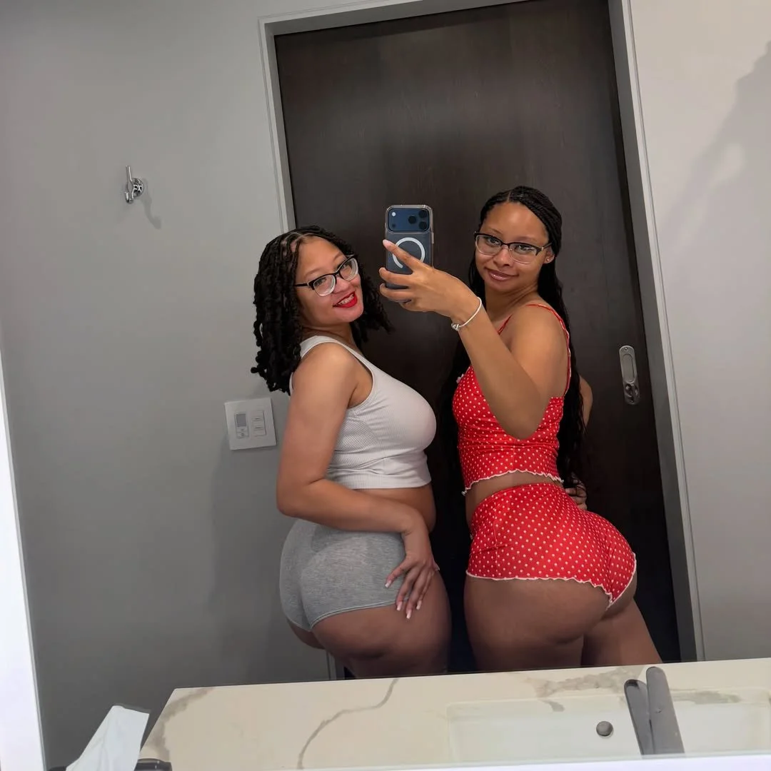 Natural twins comp!!!! 👯🍑👏🏽👏🏽 image 3