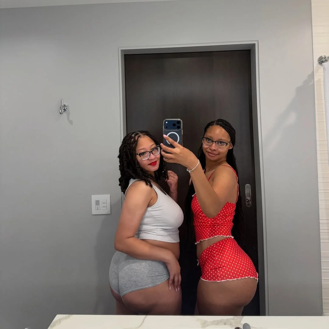 Natural twins comp!!!! 👯🍑👏🏽👏🏽 image 4