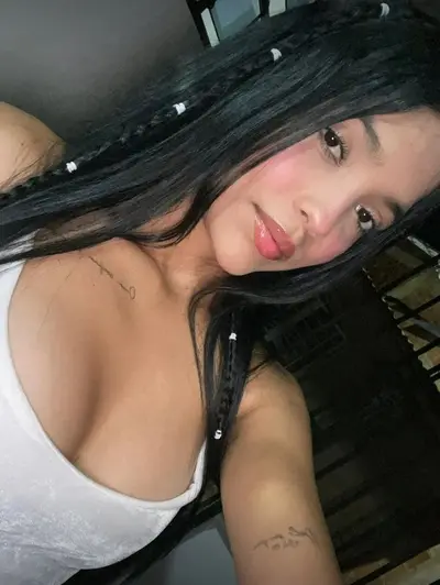 Pendeja Argentina Morocha de 19 años con rico coño con crema delicioso flakita cover image