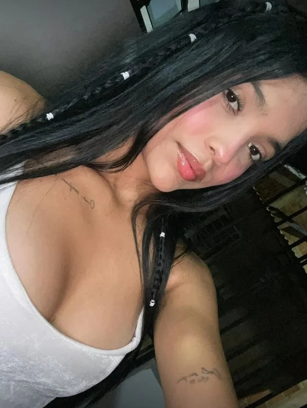 Pendeja Argentina Morocha de 19 años con rico coño con crema delicioso flakita main image