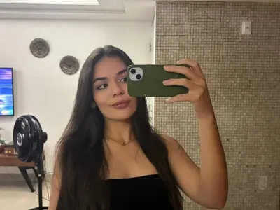 Morena novinha teve os videos caseiros vazados! putinha caiu na net em video amador mamando a pica cover image