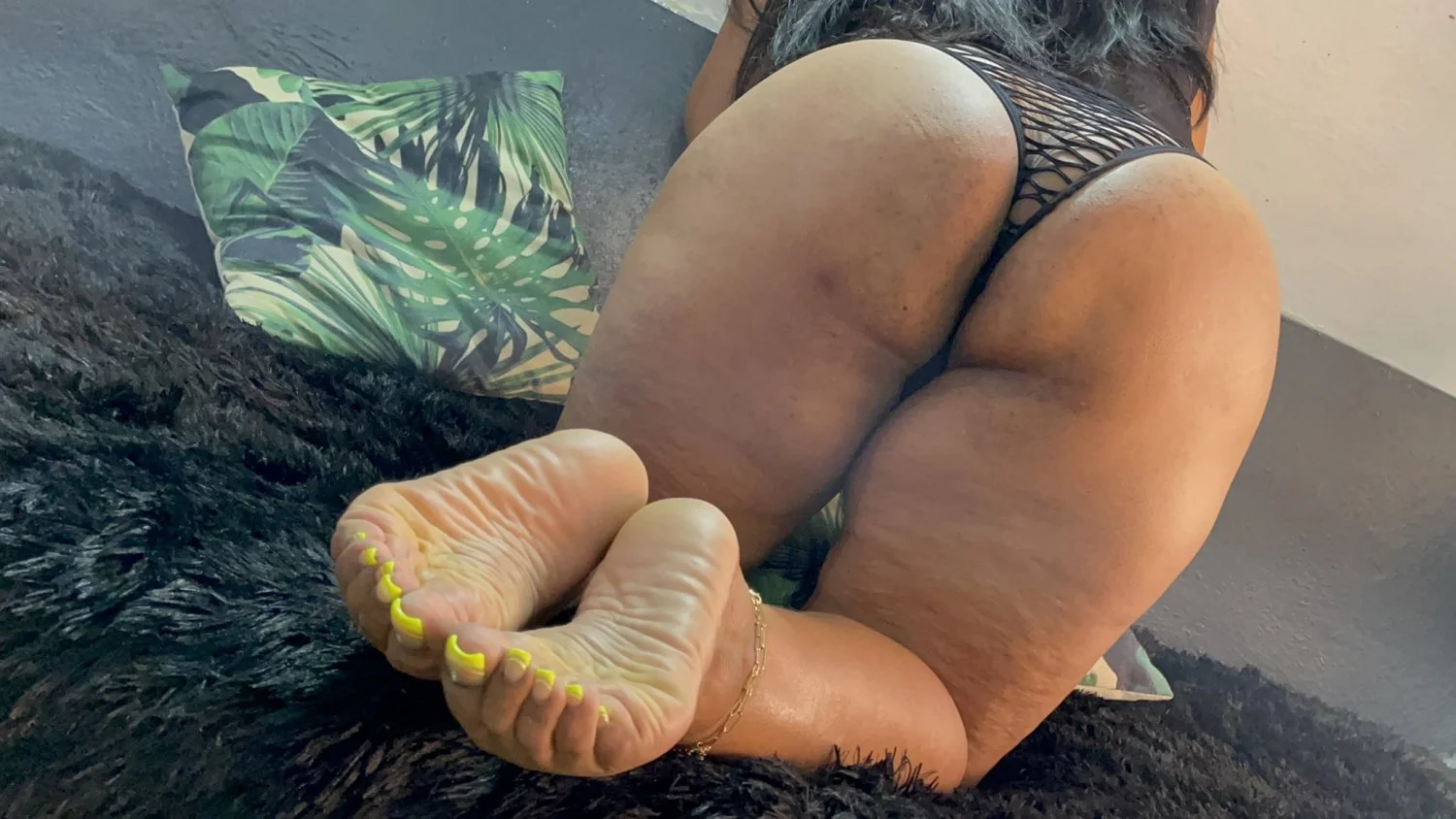 Mature thick soles and toes image 45