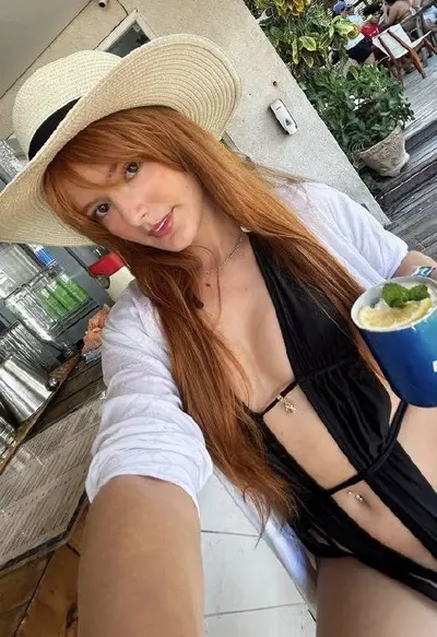 Essa ruiva novinha ama uma pica! cover image
