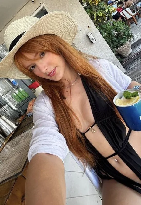 Essa ruiva novinha ama uma pica! main image