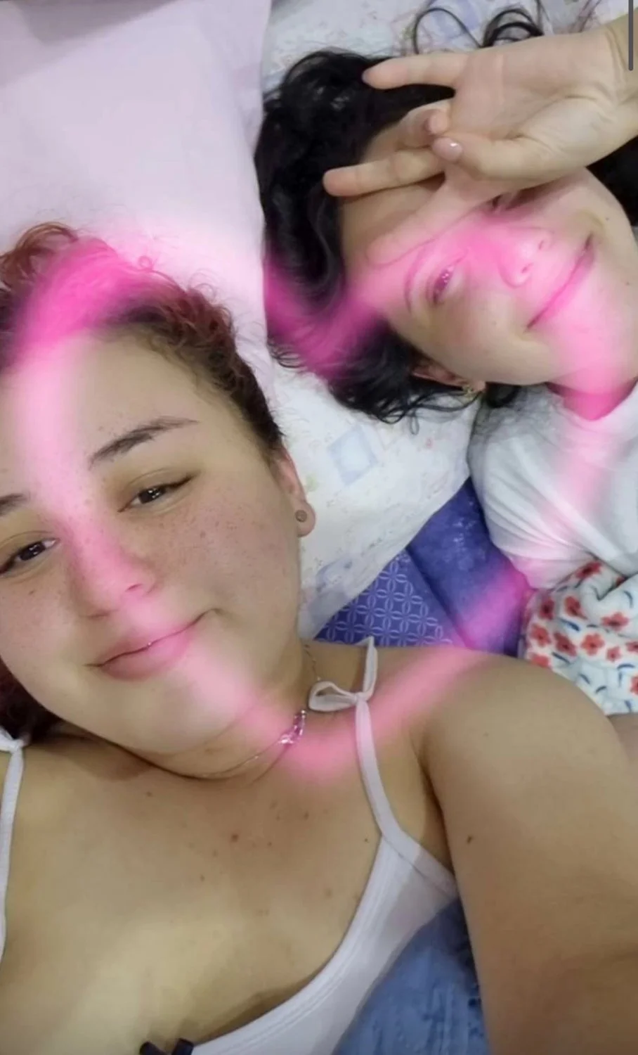 Ashley y su amiga main image