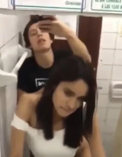 Vazou casal novinho metendo no banheiro da festa! Videos Novos , amador ,caiu na net , novinha vazou image 1
