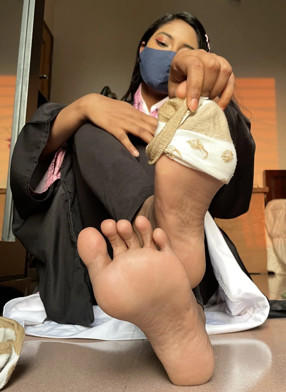 Asiática lindinha exibe suas solinhas e pezinhos. 🤤😋👅 image 12